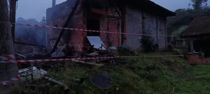 Bombeiros Voluntários de Presidente Getúlio atendem incêndio em estufas de fumo nesta madrugada