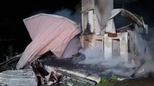 Chalé é destruído por incêndio em Urubici; bebê precisou ser levado ao hospital