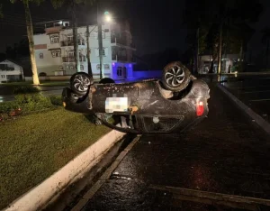 Motorista embriagado capota carro em Timbó e é preso com revólver com numeração raspada