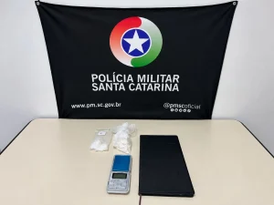 Homem com mandado de prisão ativo é localizado e preso também por tráfico de drogas