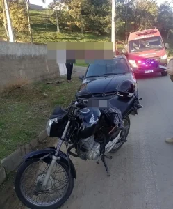 Bombeiros Voluntários de Presidente Getúlio atendem colisão entre carro e moto no Bairro Pinheiro