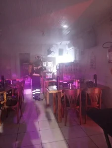 Curto-circuito em máquina de sorvete provoca princípio de incêndio em Vitor Meireles