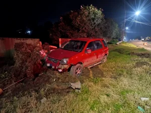 Motorista fica ferida após carro sair da pista e atingir muro em Urubici
