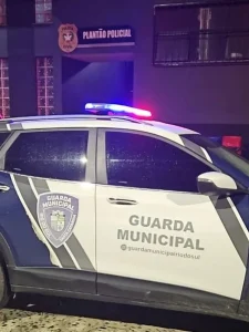 Homem é levado à delegacia após ameaçar irmão de morte com faca durante conflito familiar
