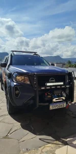 Motorista embriagado bate em carro, foge e é encontrado escondido em terreno baldio