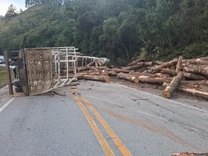 Tombamento de caminhão bloqueia totalmente a BR-282 na Serra Catarinense