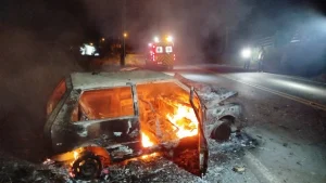 Carro pega fogo após colisão com microtrator em Imbuia