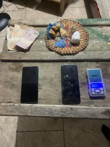 Dupla é presa com cocaína, crack e balança de precisão em Apiúna