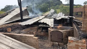 Incêndio destrói galpão e causa prejuízo de R$ 300 mil a família de agricultores
