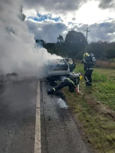 Carro é destruído por incêndio em Lages