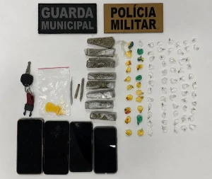 Ação conjunta apreende drogas e leva à prisão de homem com três mandados em aberto em Rio do Sul