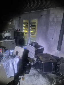 Incêndio atinge cozinha de residência e homem fica ferido ao tentar escapar em Bom Retiro