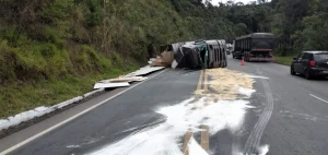 Carreta carregada com MDF tomba na BR-470 em Pouso Redondo