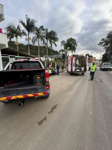 Motociclista sofre fratura exposta após colisão com carro em Rio do Sul