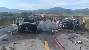 Veículo pega fogo após grave acidente na BR-282; trânsito está interditado em Bom Retiro