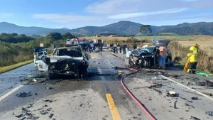 Seis pessoas ficam feridas em grave acidente com incêndio na BR-282 em Bom Retiro