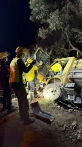 Caminhão fica pendurado em ponte e motorista é resgatado em Imbuia