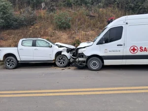 Bombeiros Voluntários de Presidente Getúlio atendem colisão frontal entre ambulância e camionete em Witmarsum