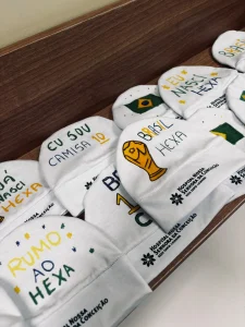 Carinho em cada detalhe: bebês recebem touquinhas especiais em clima de Copa em Hospital de Tubarão