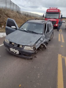 Colisão entre carro e caminhão deixa motorista ferido na SC-114