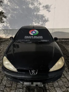 Polícia Militar recupera carro furtado e prende motorista por receptação