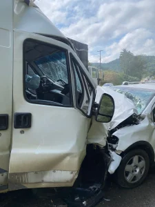 Colisão frontal na BR-470 deixa dois feridos e mobiliza equipes de resgate em Indaial