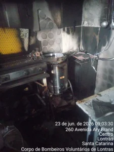 Curto-circuito provoca incêndio em cozinha de estabelecimento no Centro de Lontras