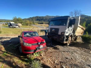 Colisão entre carro e caminhão deixa motorista ferido na SC-350, em Rio do Campo