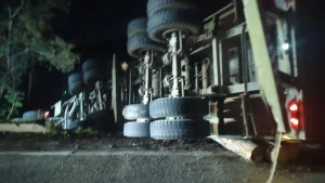 URGENTE: Carreta carregada com toras tomba na BR-470 em Ibirama e mobiliza equipes de resgate