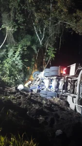 Motorista morre após caminhão carregado com toras tombar na BR-470 em Ibirama