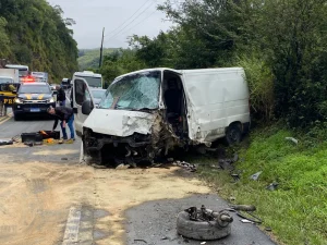 Colisão na BR-470 em Apiúna deixa feridos no km 105