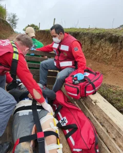 Homem é resgatado após cair em barranco de difícil acesso no interior de Presidente Getúlio