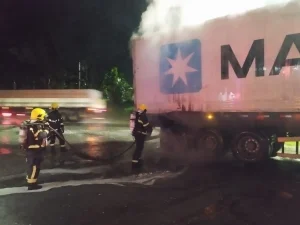 Motorista evita que carreta seja destruída por incêndio na margem da BR-470, em Rio do Sul