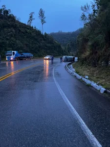 Acidente provoca interdição parcial e lentidão na BR-470, na Serra da Santa
