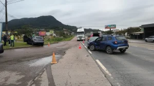 Acidente envolvendo três veículos deixa idoso ferido na BR-470 em Rio do Sul