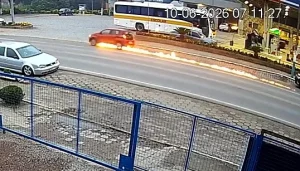 Vídeo mostra início de incêndio em veículo em Presidente Getúlio