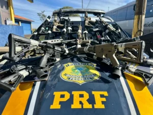 PRF apreende 26 fuzis no Paraná em maior apreensão da história da corporação