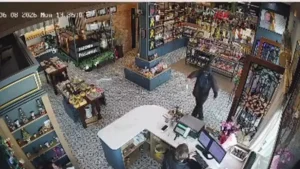 Homem encapuzado e armado com faca rouba queijaria em Pouso Redondo