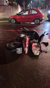 Motociclista fica gravemente ferido após colisão com carro, na rua Pedro Moretto, em Rio do Sul