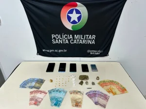 Jovens são conduzidos a delegacia por tráfico de drogas, em Blumenau
