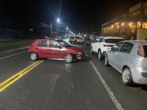 Homem é preso por embriagues ao volante após colidir em veículos estacionados, em Ascurra