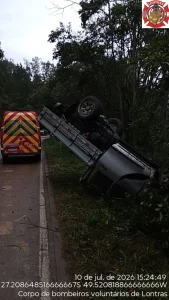Caminhão capota na SC-110, em Lontras. Motorista fica ferido
