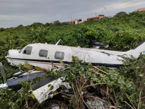 Avião de pequeno porte cai em área de restinga na praia de Navegantes