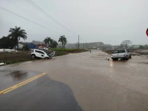 Motorista fica ferido em colisão frontal em Ituporanga