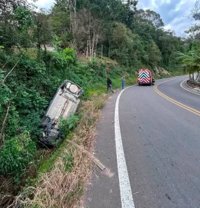 Motorista sai ileso após capotamento em Vitor Meireles