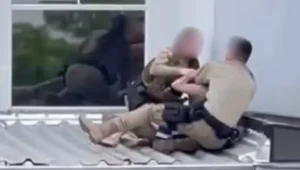 Dois policiais ficam feridos após telhado ceder durante ocorrência em Joinville