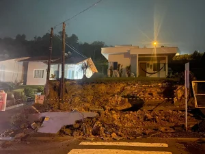 Com fortes chuvas na região, muro de residência desaba em Ituporanga