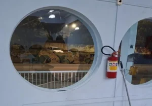 Mulher é presa após quebrar janela da Rodoviária de Mafra