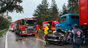 Jovem de 26 anos morre em colisão entre BMW e caminhão em SC
