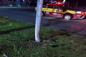 Motociclista morre após bater em poste, em Gaspar